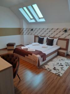索瓦塔Villa Prestige的一间卧室设有一张大床和天窗