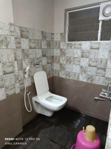 门格洛尔PREMIER INN LODGE的一间带白色卫生间的浴室和窗户。