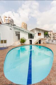 卡利La Arboleda del Rio.的一座大蓝色游泳池,位于房子前