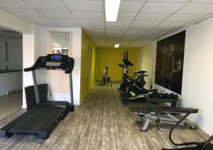 比斯卡罗斯Mobil home détente Biscarrosse的健身房,里面设有跑步机和自行车