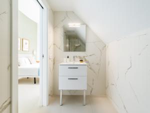 大加那利岛拉斯帕尔马斯Royal Suites的白色的浴室设有水槽和镜子