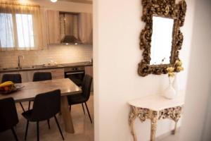 科斯镇Mariangelas House的厨房配有桌子和墙上的镜子