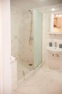 科斯镇Mariangelas House的带淋浴和盥洗盆的白色浴室