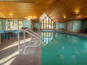卢森Lutsen Sea Villas的一座带木制天花板的别墅内的游泳池