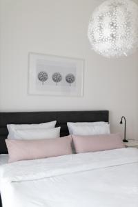 维尔蒂尼克A 207-Fruske Residence的一间卧室配有带粉色和白色枕头的床