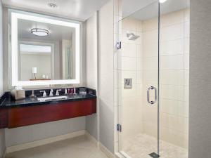 亚特兰大亚特兰大机场万豪酒店 的一间带水槽和玻璃淋浴的浴室