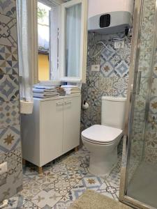 因特拉Holiday Studio in Centro Storico Intra的浴室配有卫生间、盥洗盆和淋浴。