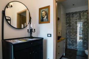 里耶卡Deluxe Apartment and Studio "Nona Fa"的浴室设有黑色梳妆台和镜子