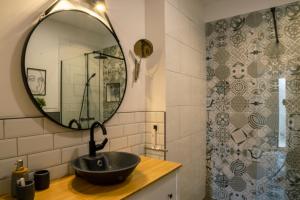 里耶卡Deluxe Apartment and Studio "Nona Fa"的一间带水槽和镜子的浴室