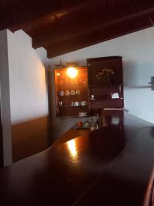 斯塔多伊兰Villa Renesans的厨房配有桌子和带灯具的橱柜