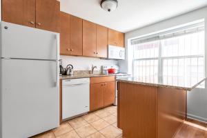 Dupont Circle 1BR nr U St Metro Glens Mkt WDC-178的厨房或小厨房