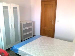 布尔哈索特PISO CON VISTAS的一间小卧室,配有一张床和一扇木门