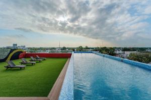 梅里达Hotel Kavia Premium - Paseo Montejo的建筑物屋顶上的游泳池