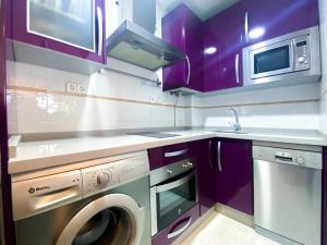 圣费尔南多El rinconcito de la Isla的厨房配有紫色橱柜和洗衣机