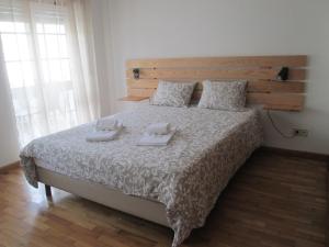 巴勒尔Baleal Holiday House的一间卧室配有一张床,上面有两条毛巾