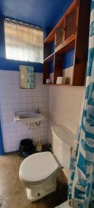 利马Habitación con baño privado acceso a cocina y terraza en Miraflores的一间带卫生间和水槽的浴室