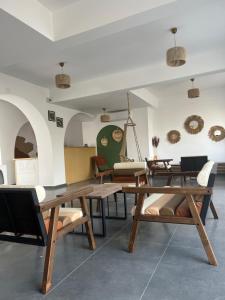 博德鲁姆RÜYA BOHEME HOTEL BODRUM的用餐室配有木桌和椅子