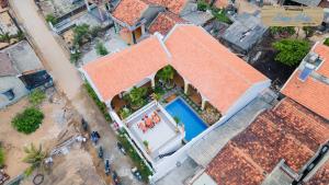 Phu YenLàng Chài Homestay Phú Yên的享有带游泳池的别墅的顶部景致