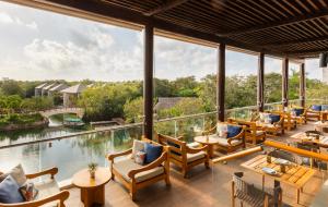 普拉亚卡门Fairmont Mayakoba Riviera Maya - All Inclusive的享有水景的餐厅