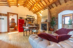 CollecorvinoCasale Vincenzo Country House的客厅配有真皮沙发和桌子