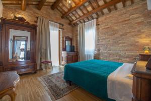 CollecorvinoCasale Vincenzo Country House的一间卧室设有一张床和砖墙