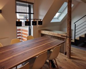 菲尔德施塔特Filder-Appartements的一间带木桌和椅子的用餐室