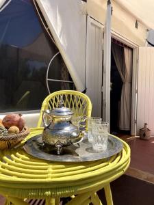 HeddadTente du Borj Zarraba的黄色桌子,上面有茶壶