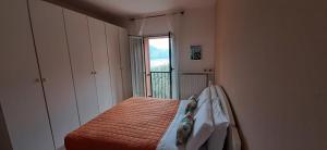 奥利维托拉里奥Ca' Eli 2的一间小卧室,配有床和窗户