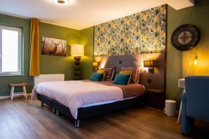 聚滕达尔德克拉克酒店的一间卧室配有一张壁画大床