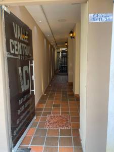 巴耶杜帕尔Hotel Valle Central的大楼内铺着瓷砖地板的走廊