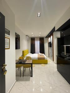 地拉那Sueño Apartments & Suites的一间卧室配有一张床和一张桌子