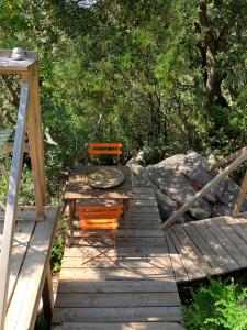 科蒂基亚瓦里Corsica Natura #2的木甲板上配有两把椅子和一张桌子