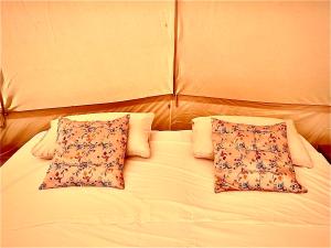 科蒂基亚瓦里Corsica Natura #2的床上有2个枕头
