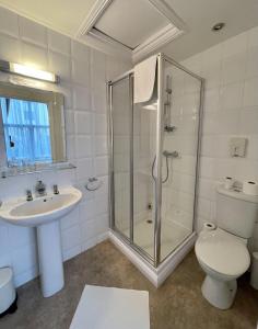 伦敦盖特威酒店的带淋浴、盥洗盆和卫生间的浴室