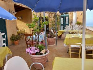 阿格里真托B&B Batarà - "La Terrazza del Centro"的一个带桌椅的庭院和蓝伞