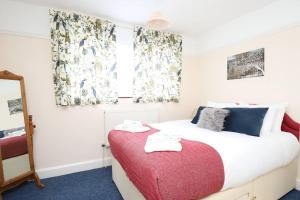 牛津Wolsey Road, North Oxford的一间卧室配有床和带窗帘的窗户