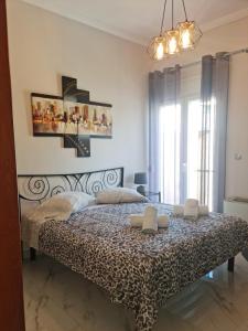 希俄斯Luxury and Cozy Chios的一间卧室配有一张带黑白色棉被的床