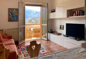 MoggioMountain view charming apartment的客厅配有平面电视和沙发。