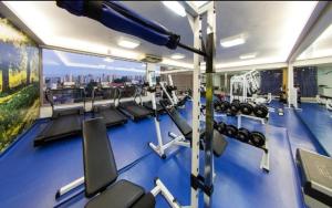 里贝朗普雷托Araucária Flat的健身房设有蓝色健身房地板和跑步机