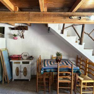 瓦伦西亚Granja El Regajo的一间带桌椅和楼梯的用餐室