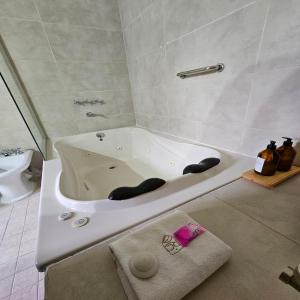 圣洛伦索Rincon del Cerro的浴室内设有一个白色浴缸
