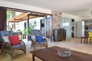圣米格尔-杜戈斯托苏Casa de Lala Beach House的客厅配有桌椅