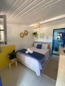 欧鲁普雷图É Hostel的一间卧室配有蓝色和白色床单