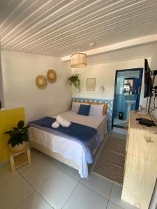 欧鲁普雷图É Hostel的一间卧室配有一张床和一台电视