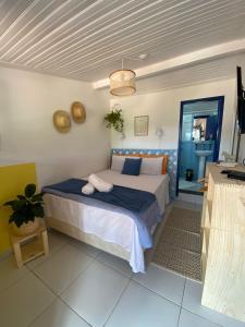 欧鲁普雷图É Hostel的一间卧室配有一张床和一个蓝色的门