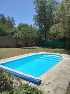 维拉亚尼扎卡特Casa de campo El Zoki的院子里的大型蓝色游泳池
