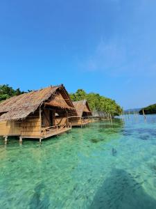 BesirGAM BAY bungalow's的水面上的一组水上简易别墅