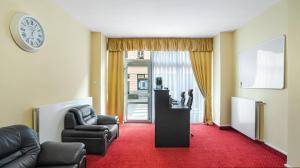 卡罗维发利Aphrodite Suite Hotel Karlovy Vary的带沙发、椅子和时钟的客厅