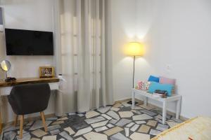 斯达林Sunshine Apartments的客房设有书桌、椅子和电视。