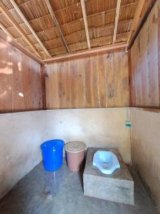 BesirGAM BAY bungalow's的一间带卫生间和2桶的小浴室